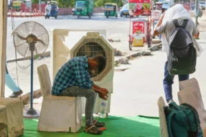 Heat wave empties roads and markets in north India as some farmers turn to nighttime work
