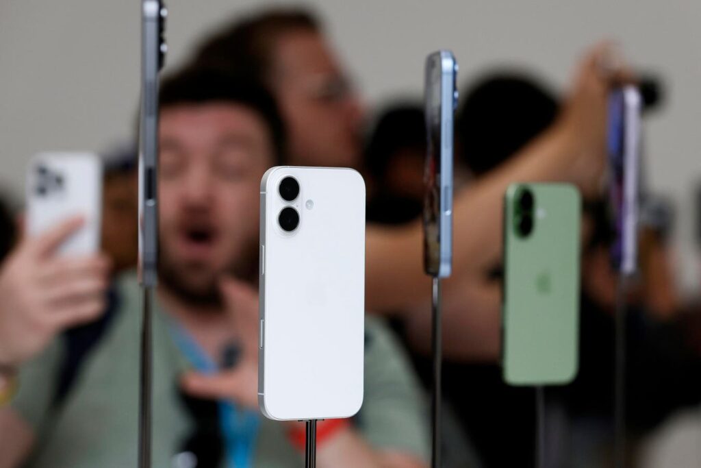 Apple Loop: iPhone 18 Pro Specs, An Apple History Podcast, iPhone 17 Battery Fix