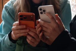 Smartphones arrived just before the US fertility rate plunged. One study says it’s a direct cause