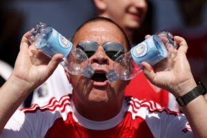 London heatwave LIVE: Capital sizzles in 32.3C on hottest May day in 79 years as tropical night looms